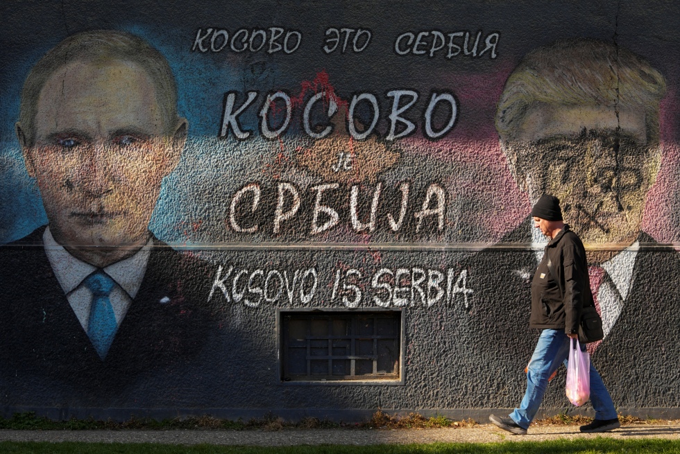 Un murale con i ritratti di Putin e di Trump, e la scritta "Il Kosovo è Serbia", a Belgrado