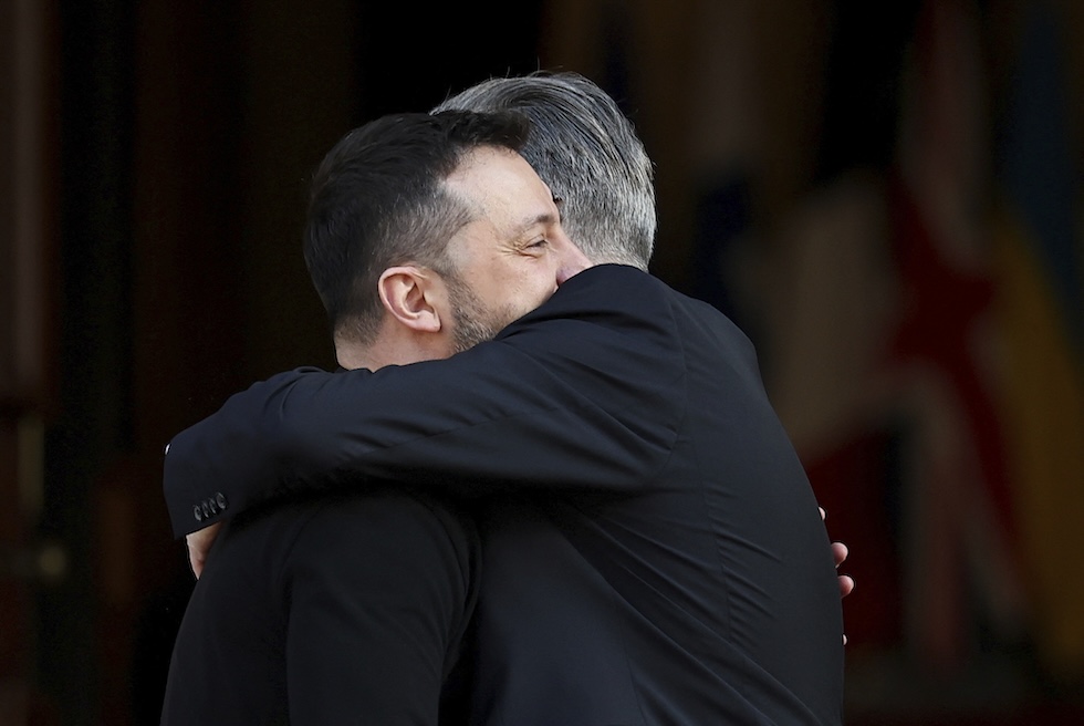 L'abbraccio tra Keir Starmer e il presidente ucraino Volodymyr Zelensky, il 2 marzo a Londra