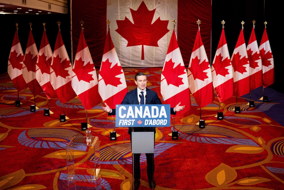 Una conferenza stampa di Pierre Poilievre, con giusto due bandiere canadesi, a Ottawa il 2 marzo