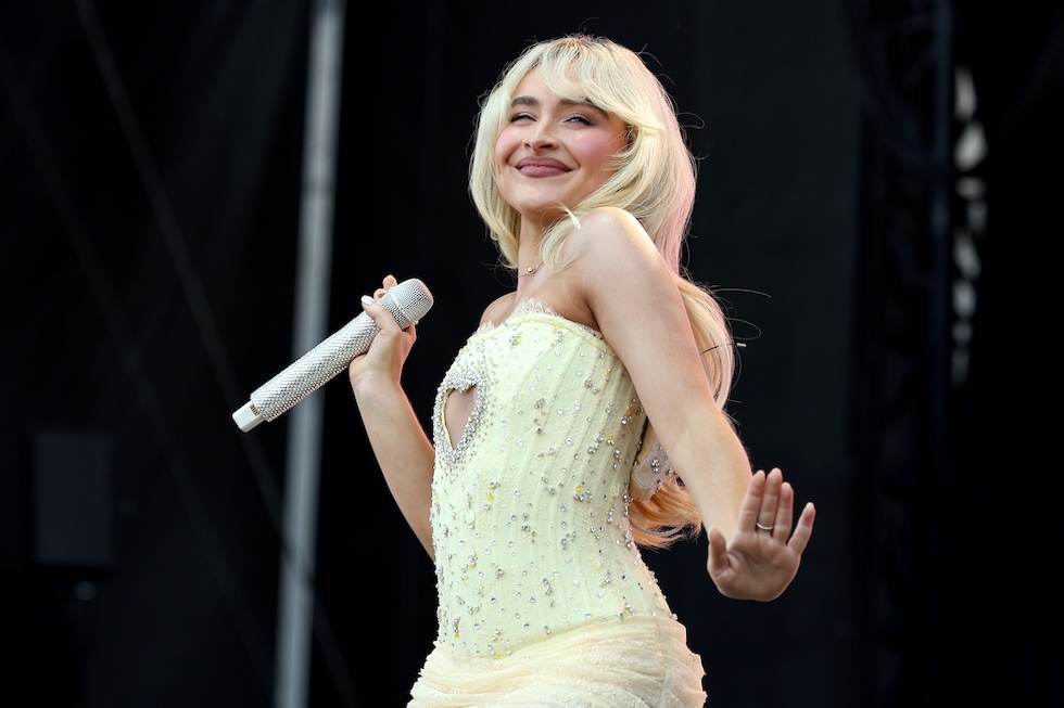 Una foto di Sabrina Carpenter con un vestito del marchio ucraino Frolov Ball a New York, 8 giugno 2024 