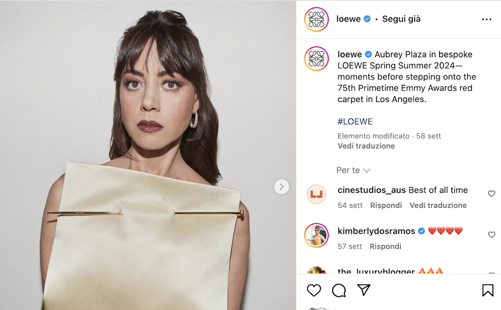 Una foto di Aubrey Plaza in un abito giallo burro di LOEWE ai premi Emmy del 2024