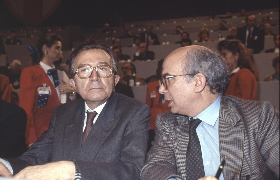Giulio Andreotti con Paolo Cirino Pomicino a un congresso della DC. (ANSA)