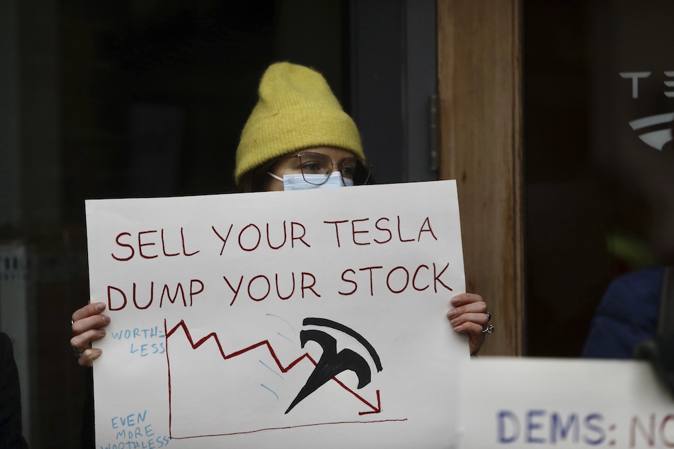 Una protesta contro Tesla a Seattle il 13 febbraio 2025 