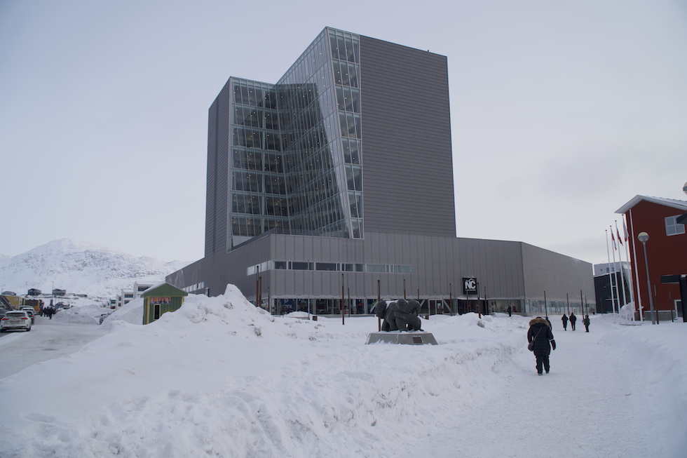 Il Nuuk Center, che ospita sia un centro commerciale sia, nella torre, la sede del governo 
