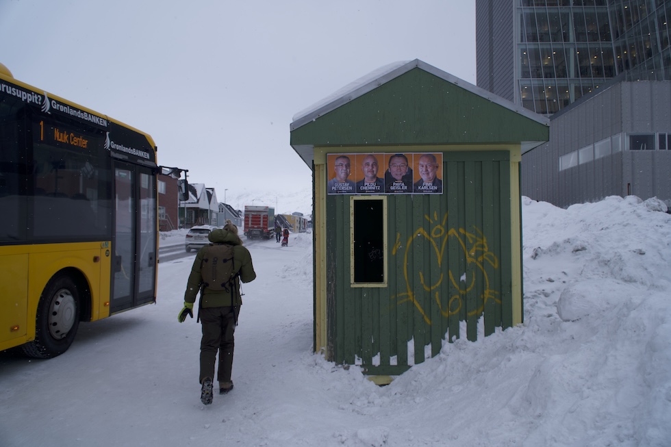 Manifesti del partito nazionalista Naleraq a una fermata del bus di Nuuk, il 6 marzo 