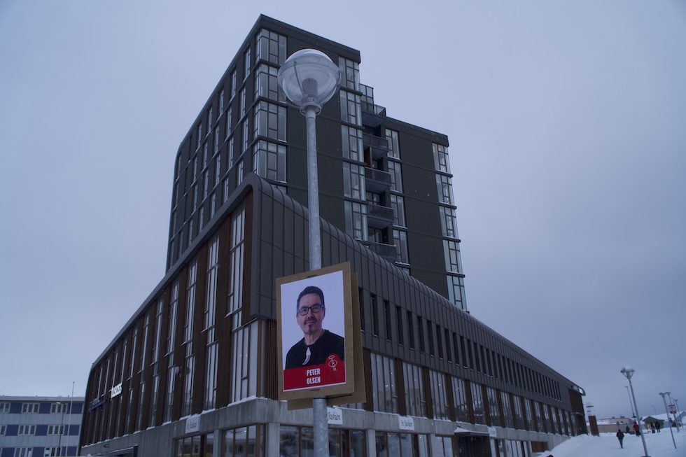 Un manifesto elettorale nei pressi del Nuuk Center, 6 marzo 