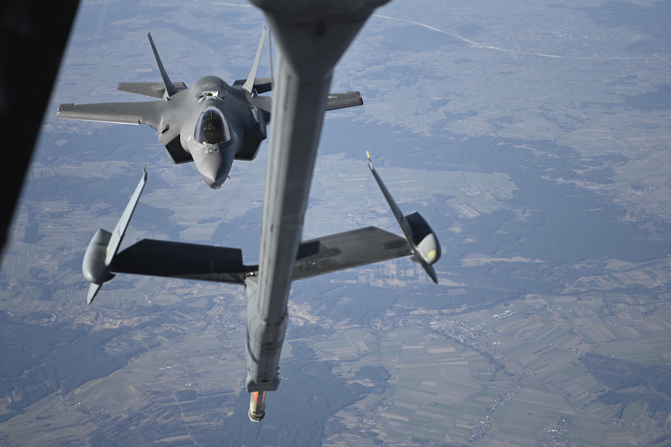 Caccia F-35 americani fanno rifornimento mentre sorvolano la Polonia