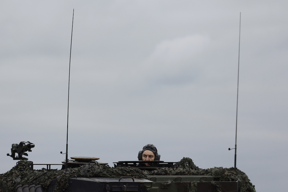 Un soldato polacco su un carro armato Leopard di produzione tedesca durante un'esercitazione nel 2023