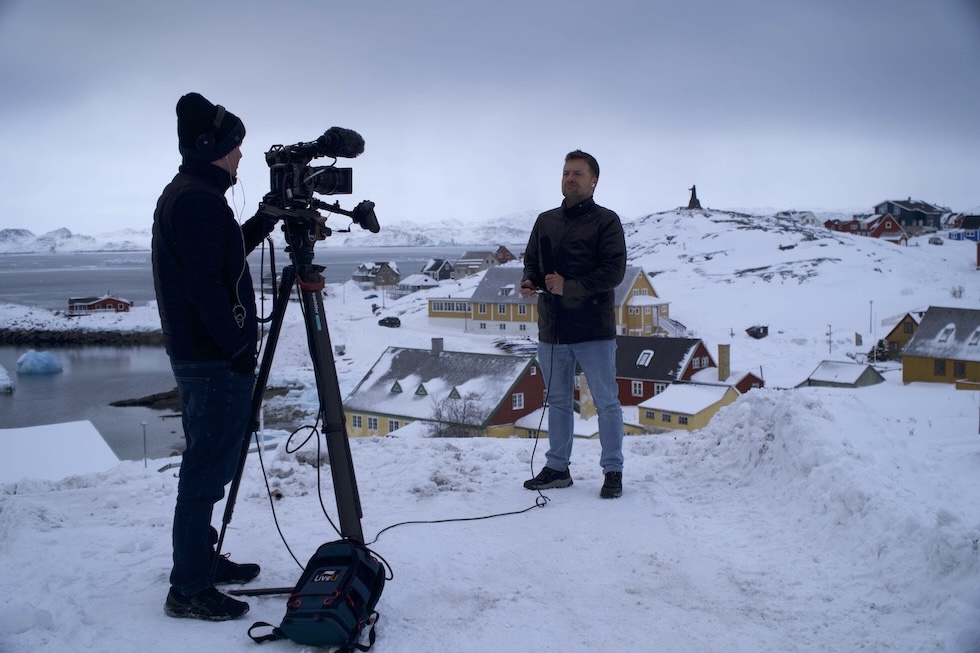 Un giornalista in posa per un collegamento televisivo, il 6 marzo a Nuuk