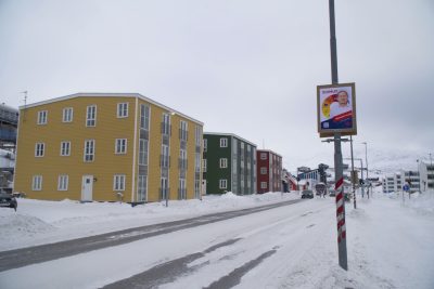Uno dei palazzi del governo a Nuuk (il Post)