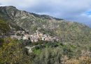 Il paese lungo le pendici meridionali dell'Aspromonte, fotografato da lontano