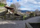 I lavatoi tradizionali sopra una vasca per raccogliere l'acqua