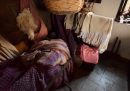 Coperte e altri indumenti adagiati su alcuni supporti e in cestini di vimini