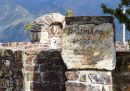 Un’iscrizione lungo la strada che porta al borgo, che dice: "Benvenuti a Gallicianò: qui, solo, tra le montagne cariche di dolore e canti..."