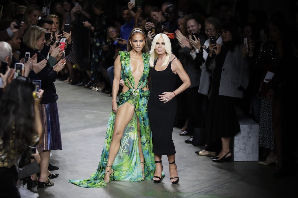 Una foto di Donatella Versace e Jennifer Lopez con il "jungle dress" che chiudono una sfilata di Versace a Milano, 2 settembre 2019