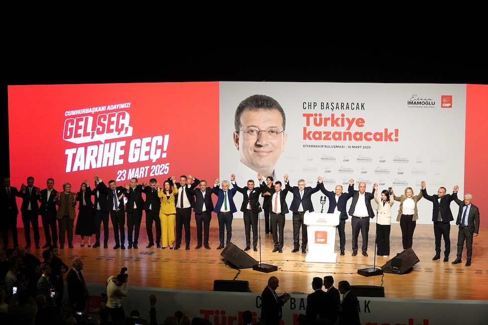 Esponenti del CHP sul palco per un comizio di Ekrem Imamoglu, il 16 marzo