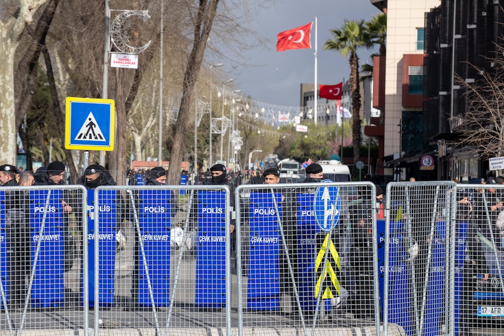 La polizia chiude al traffico una via di Istanbul