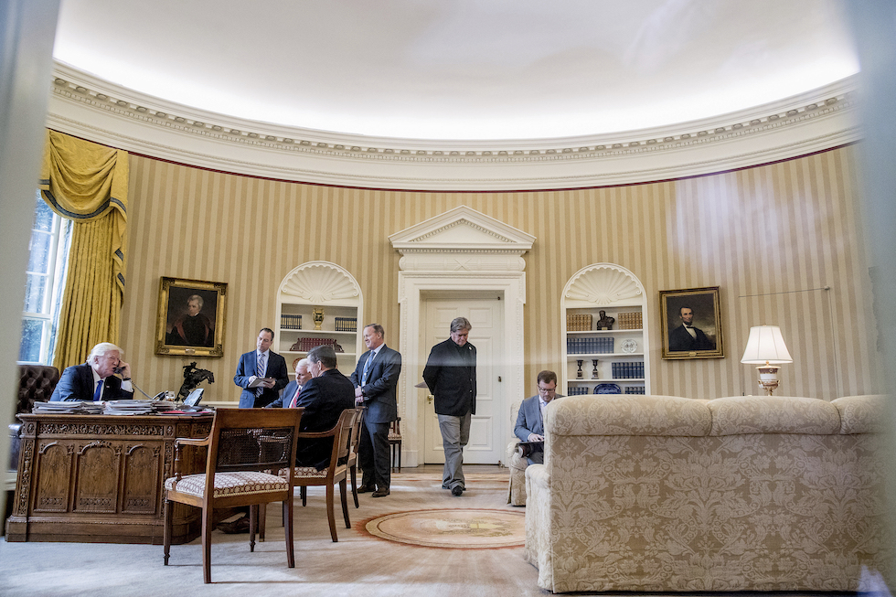 Donald Trump e vari funzionari della sua prima amministrazione durante una telefonata con Vladimir Putin nel gennaio 2017