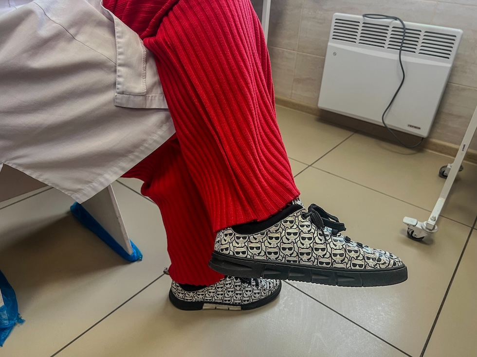 Una foto delle scarpe della dottoressa Oksana Kulabukhova