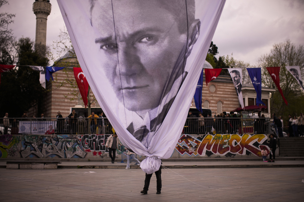 Un manifesto di Kemal Atatürk a Istanbul nel 2023