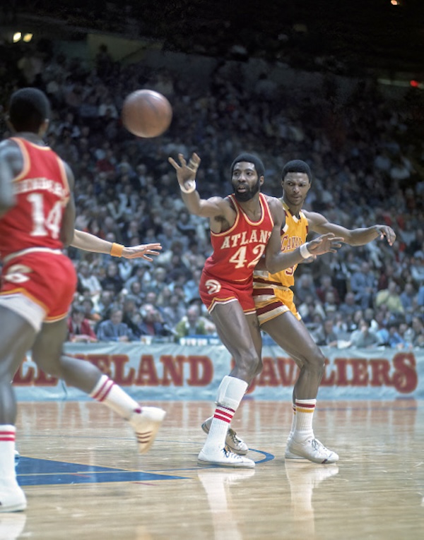 L'ex giocatore di NBA Cornelius "the Hawk" Hawkins durante una partita di NBA del 1976