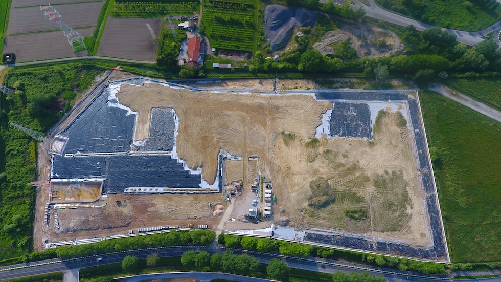 Fotografia dall'alto del sito di una discarica in corso di bonifica