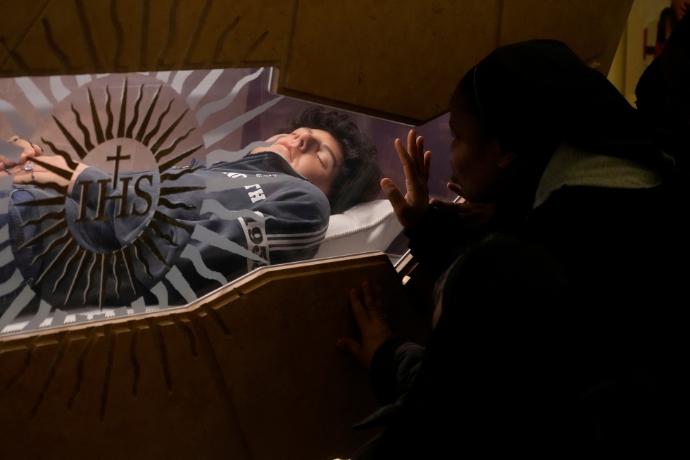 Una visitatrice ad Assisi, davanti al corpo di Carlo Acutis, marzo 2025. (Foto AP/Gregorio Borgia)