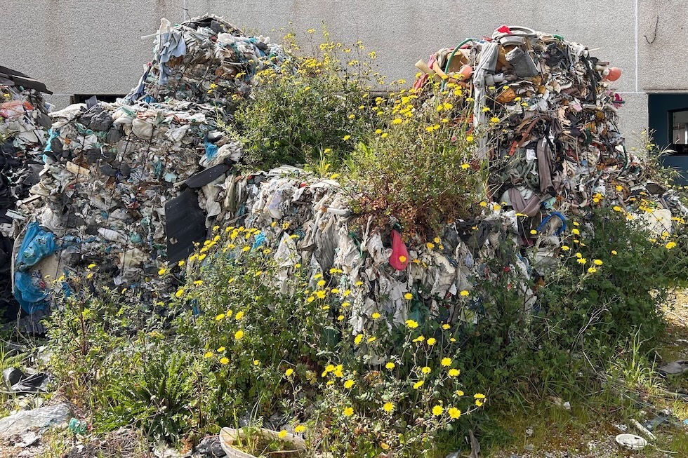 Rifiuti imballati in una discarica abusiva nella campagna foggiana (Angelo Mastrandrea/il Post)