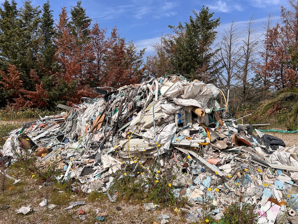 Una discarica abusiva a Cerignola (Angelo Mastrandrea/il Post)