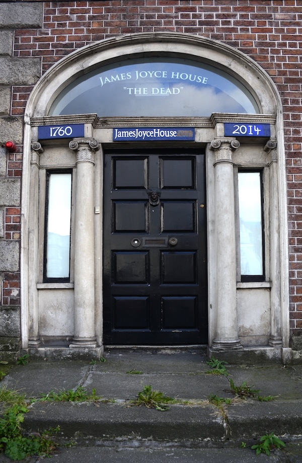 L'ingresso della casa al numero 15 di Usher’s Island a Dublino, nell'agosto del 2016 