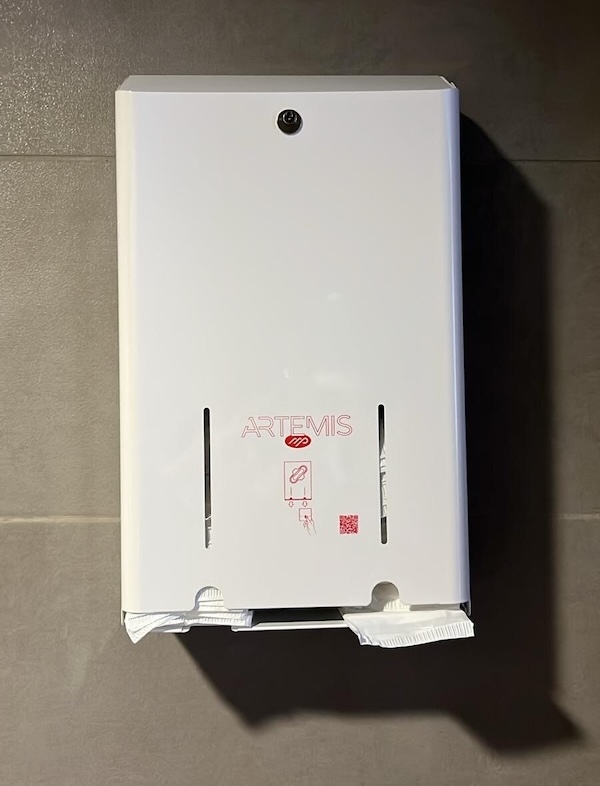 Distributore di assorbenti in un bagno