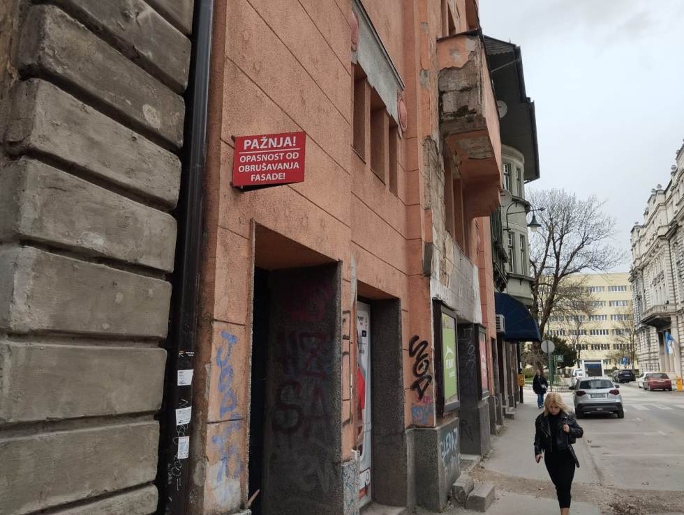 Il palazzo che ospitava il vecchio cinema Apollo, in centro a Sarajevo, ancora abbandonato e pericolante trent'anni dopo la fine della guerra