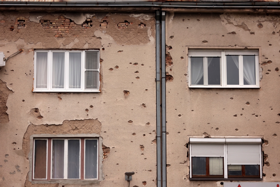 La facciata di una casa danneggiata dalla guerra a Sarajevo (AP/Armin Durgut)