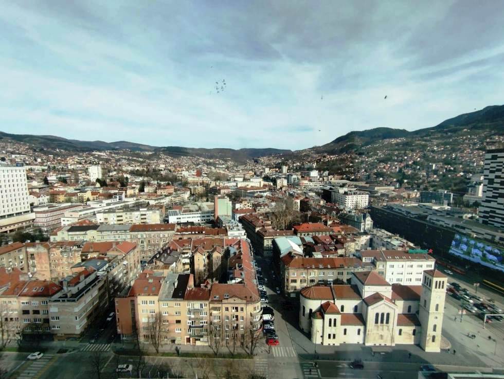 Un panorama dei quartieri più centrali, e vecchi, di Sarajevo (Il Post)
