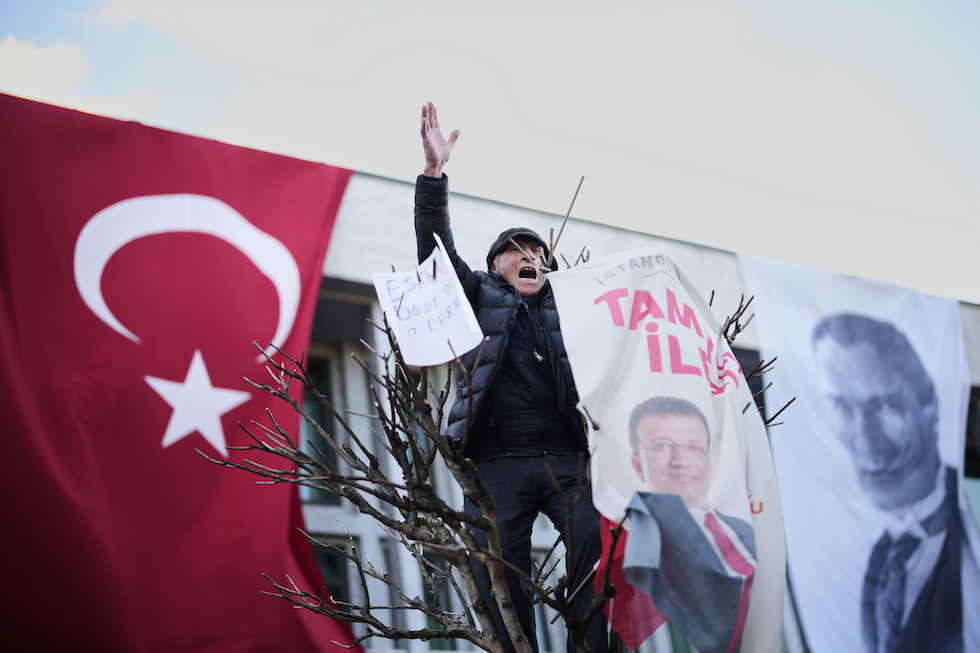 Una protesta per Ekrem Imamoglu a Istanbul, 19 marzo 2025 