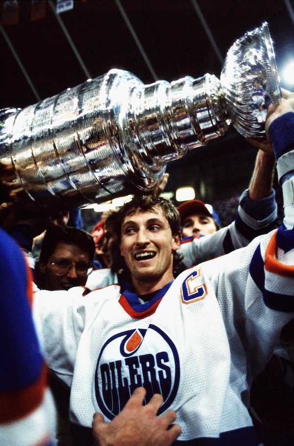 Wayne Gretzky celebra la vittoria della NHL con gli Edmonton Oliers, 1987