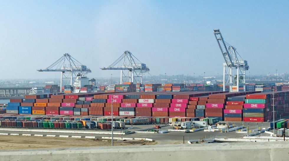 Il porto merci di Los Angeles, in California 