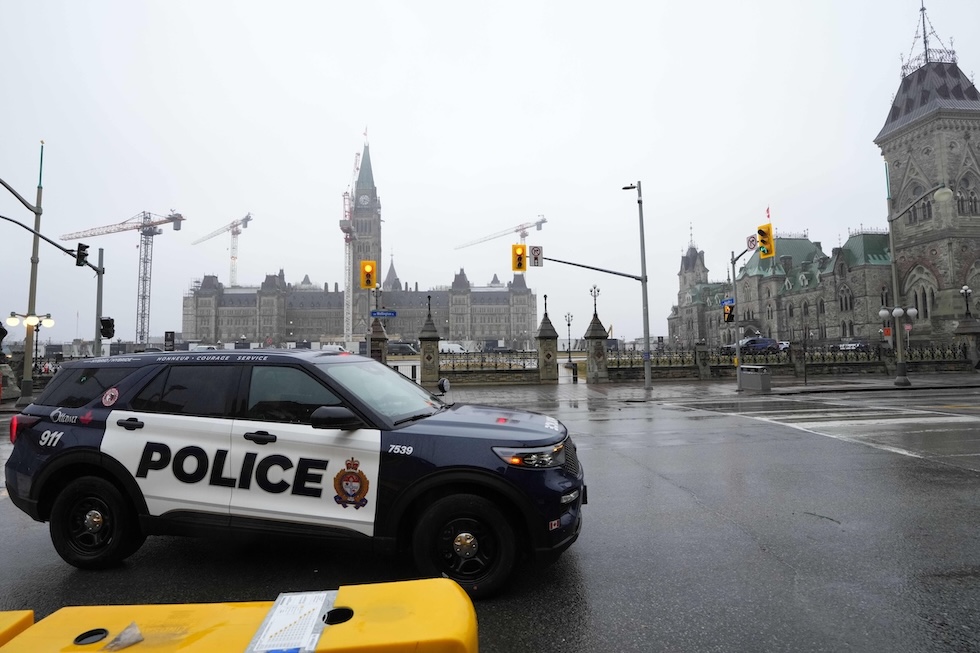 La polizia fuori dal parlamento canadese 