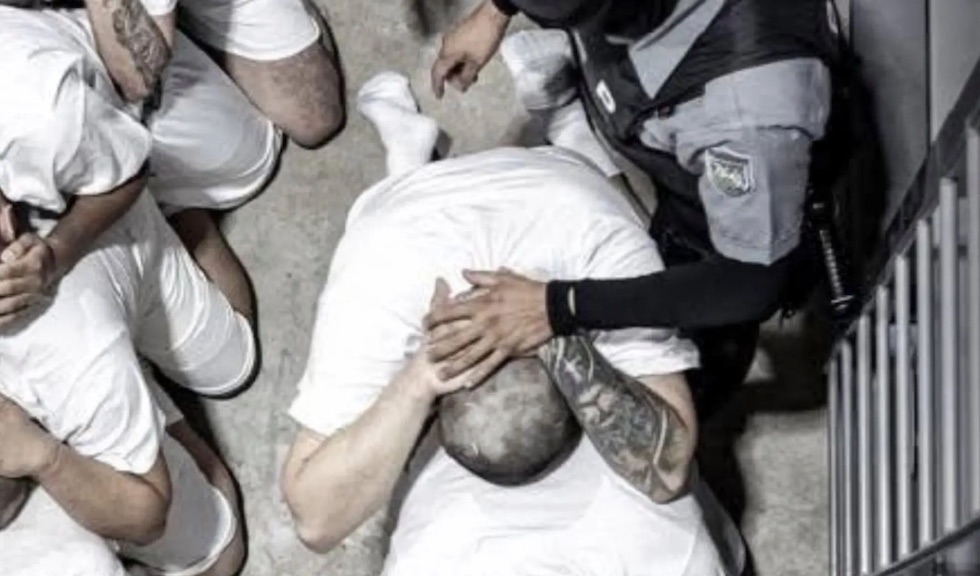 Il fotogramma che mostra Kilmar Abrego Garcia al CECOT 