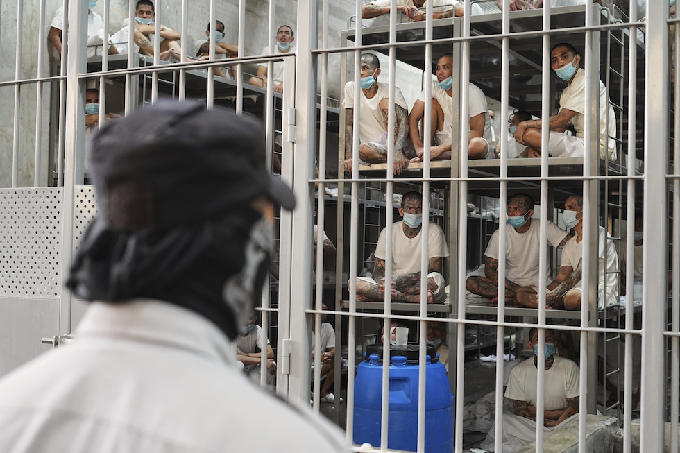 Detenuti nel CECOT a El Salvador 