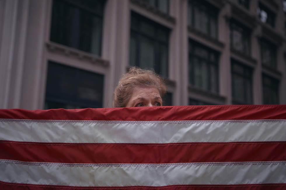 Una donna a una protesta contro Trump a New York, 5 aprile 2025