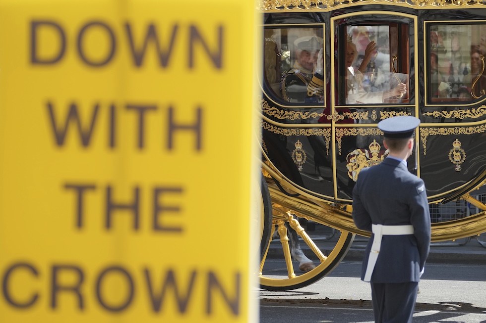 Il cartello di una contestazione repubblicana, con scritto "Abbasso la monarchia", al passaggio della carrozza reale verso la cerimonia d'insediamento del parlamento, lo scorso 17 luglio a Londra