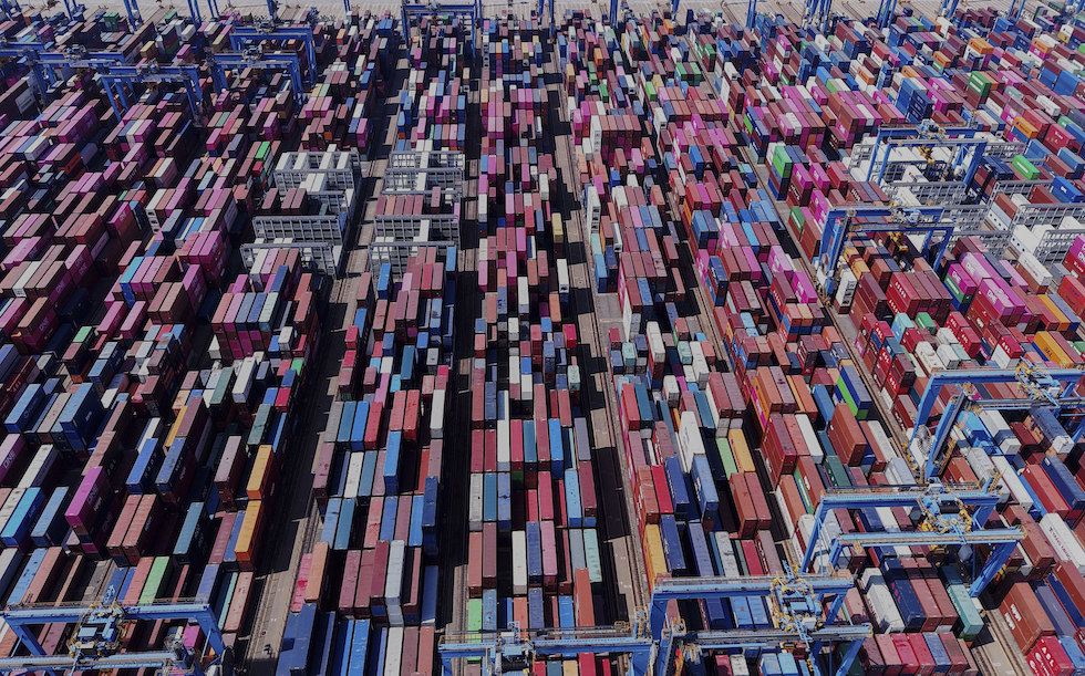Il porto container di Qingdao, Cina, aprile 2025 