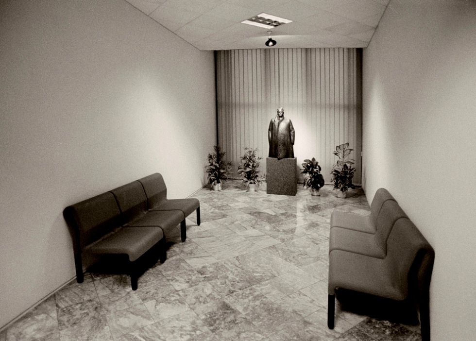 Una statua di Enver Hoxha dentro la Piramide di Tirana, nel 1990