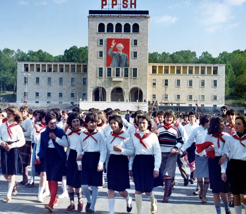 Ragazze e ragazzi albanesi durante una manifestazione in Albania, nel 1987