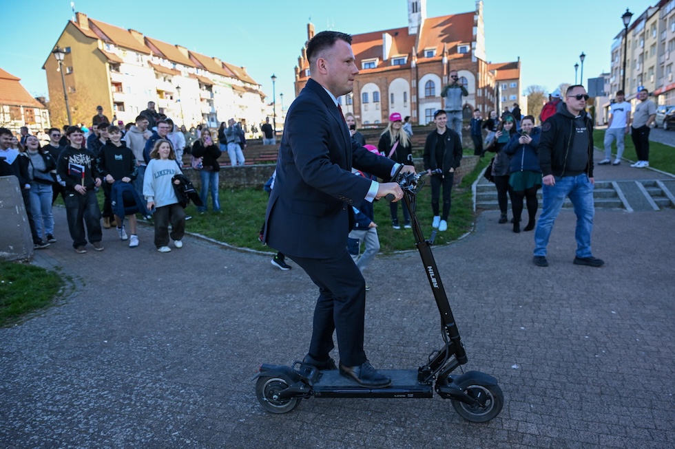 Il candidato di Confederazione, Sławomir Mentzen, arriva in monopattino a un comizio, il 3 aprile a Kamień Pomorski