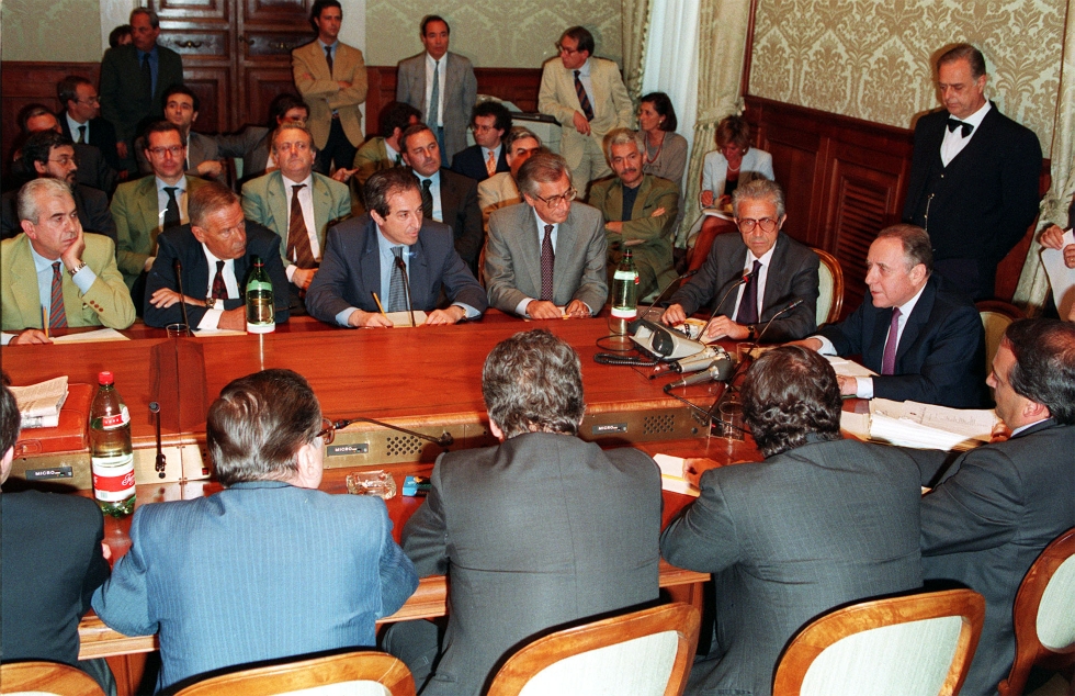 A capotavola il presidente del Consiglio Carlo Azeglio Ciampi con i leader sindacali e di Confindustria, all'incontro per la firma dell'accordo sul costo del lavoro a Palazzo Chigi, Roma, 23 luglio 1993. (ANSA)