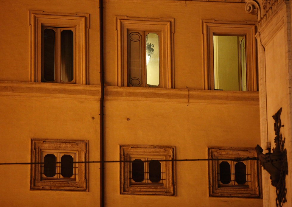 Le luci accese nella Sala Verde di palazzo Chigi durante una vertenza sindacale protratta fino a tardi, il 9 dicembre 2009, Roma. (ANSA/ALESSANDRO DI MEO)