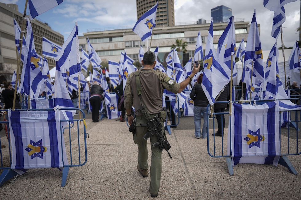 Un soldato israeliano alla Piazza degi ostaggi di Tel Aviv