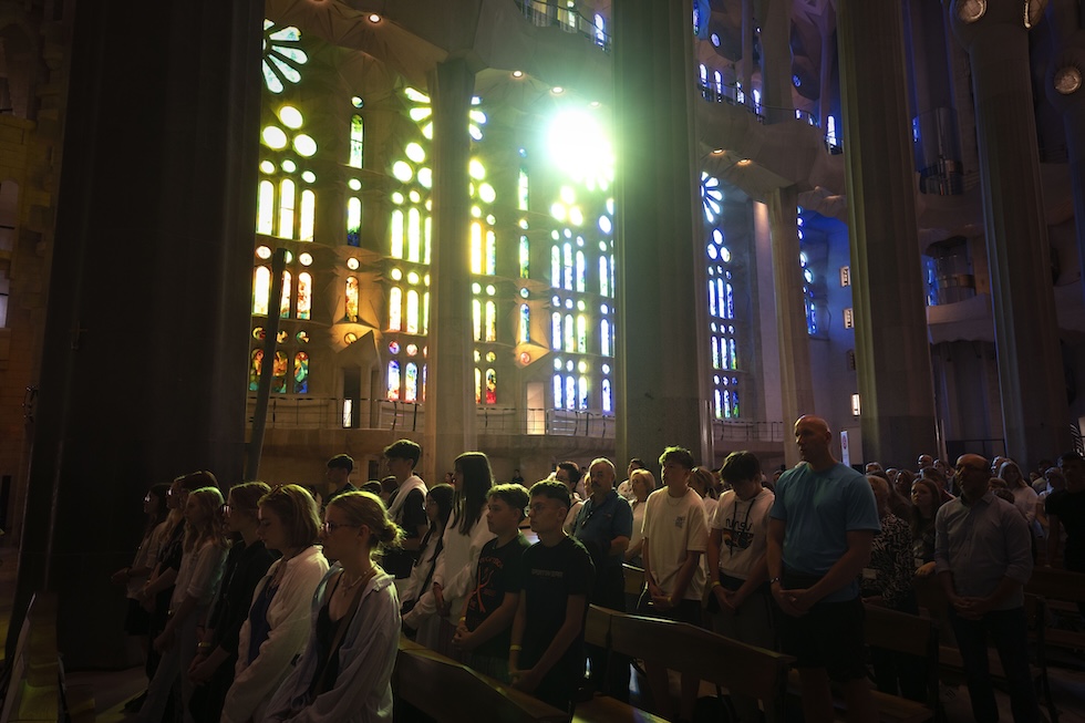 L'interno della Sagrada Familia durante una messa, nel luglio del 2023